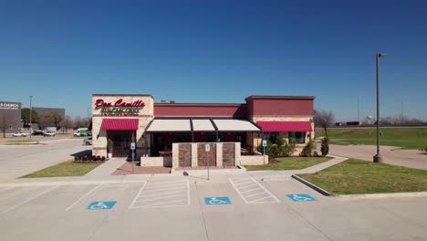 Este-Es-Un-Video-Aéreo-Del-Frente-De-La-Tienda-De-Don-Camillo-Tuscan-Grill-Ubicado-En-Hickory-Creek,-Texas.