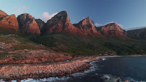 Majestic-Mountainscape-Of-Twelve-Apostles-And-Table-Mountain-National-Park-In-Cape-Town,-South-Africa