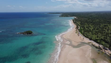 Caribbean-coastline-with-sandy-beach-and-azure-sea,-Playa-La-Entrada