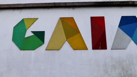 Letras-Gaia-De-Estilo-Artístico-En-Una-Pared-Blanca-Con-Diferentes-Colores.