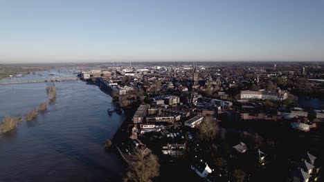 Río-IJssel-Pasando-Por-El-Paisaje-Urbano-De-La-Ciudad-Torre-Zutphen