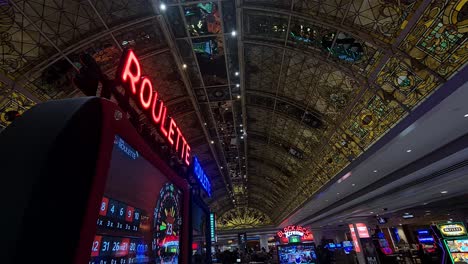 Interior-Y-Techo-De-Vidrieras-Del-Hotel-Y-Casino-Tropicana,-Demolido-Para-El-Estadio-De-Béisbol-En-Las-Vegas-Strip,-ángulo-Bajo