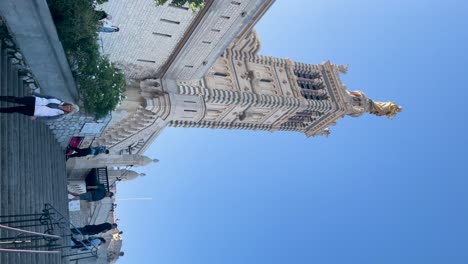 Iglesia-De-Notre-Dame-De-La-Garde-En-Marsella-En-Francia,-Vertical-Cercana