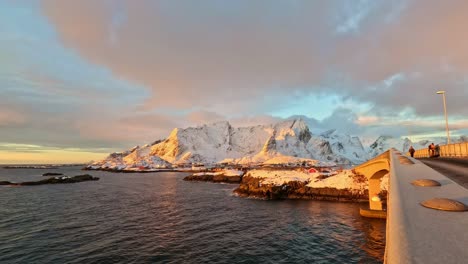 Montaña-Reinebringen-Y-Reinefjord-En-Lofoten-Noruega-Durante-La-Puesta-De-Sol