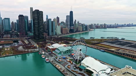 Vista-Aérea-Pasando-La-Rueda-Centenaria-En-El-Navy-Pier,-En-Un-Lluvioso-Día-De-Invierno-En-Chicago