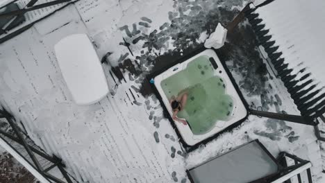 Imágenes-De-Drones-De-Un-Jacuzzi-En-Una-Cabaña,-Landvetter,-Suecia