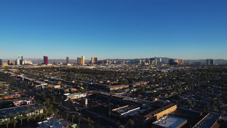 Horizonte-Del-Paisaje-Urbano-De-Las-Vegas,-Nevada,-EE.UU.,-Vista-Aérea-De-La-Luz-Del-Sol-De-La-Hora-Dorada,-Disparo-De-Drones