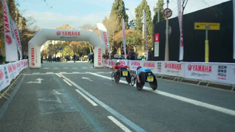 Erster-Platz-Beim-Marathon-Für-Behinderte-Läufer-In-Der-Nähe-Der-Sagrada-Familia-–-Inklusive-Teilnahme-–-Inspirierend