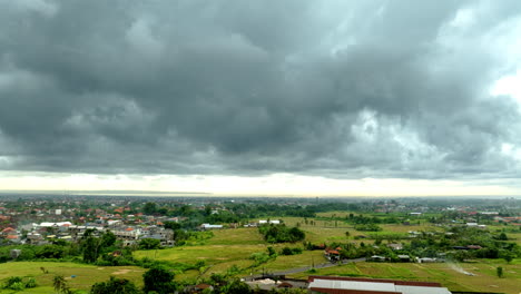 Vista-Aérea-Por-Drones-De-Los-Campos-De-Arroz-De-Bali-En-Indonesia-Con-Un-Cielo-Nublado-Y-Tormentoso