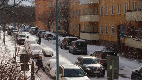 Tráfico-De-Coches-En-Las-Calles-Nevadas-De-La-Ciudad-En-El-Soleado-Invierno-De-Estocolmo,-Suecia