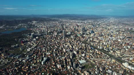 Seltene-Luftaufnahme-Von-Tirana:-Stadtviertel,-Boulevards-Und-Hoch-Aufragende-Gebäude-Enthüllen-Die-Einzigartige-Stadtlandschaft