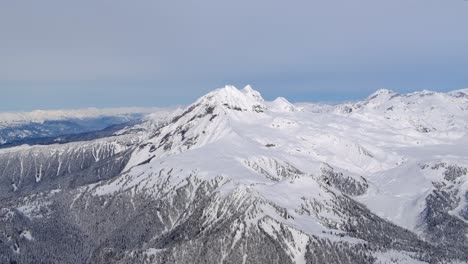 Vista-Aérea-De-Las-Montañas-Cubiertas-De-Nieve---Día-Soleado