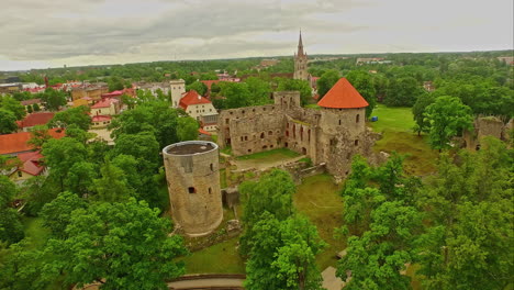 Vista-Aérea-Del-Castillo-Medieval-De-Cesis-En-Letonia-Cēsis-Village-Orange-Roof