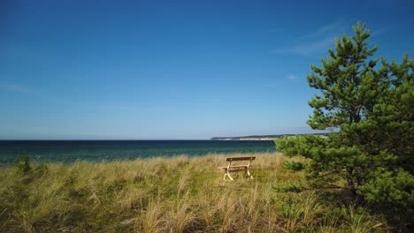 Banco-Con-Vistas-Al-Mar-Báltico-En-Gotland,-Día-Soleado,-Escena-Tranquila-Y-Serena,-Plano-Amplio