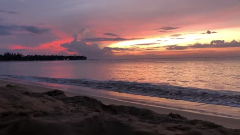 Lebendiger-Sonnenuntergang-über-Dem-Tropischen-Strand-Von-Las-Terrenas-Und-Ruhigem-Wasser
