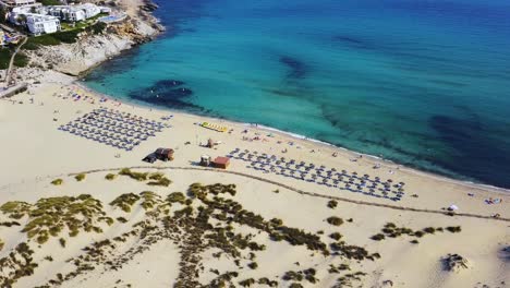 Drohnen-Fliegen-über-Dem-Strand-Des-Cala-Mesquida-Resorts,-Einem-Abgeschiedenen-Touristenort-Auf-Der-Mittelmeerinsel-Mallorca,-Spanien