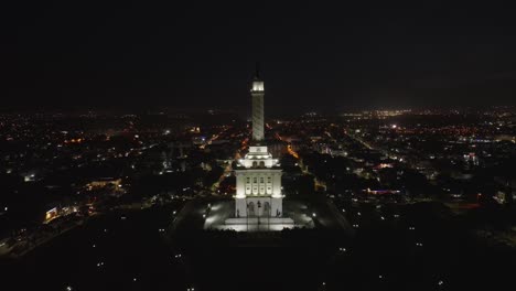 Monument-to-Heroes-of-Restauration,-Santiago-De-Los-Caballeros,-Dominican-Republic-at-Night,-Aerial-View