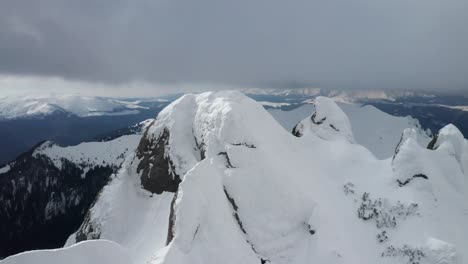 Pico-Nevado-Tigaile-Mari-En-Las-Montañas-Ciucas-Bajo-Cielos-Nublados,-Vista-Amplia
