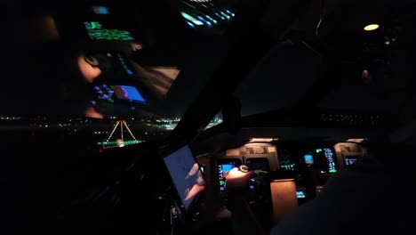 POV-Piloto-Exclusivo-En-Un-Aterrizaje-Nocturno-En-Un-Vuelo-En-Tiempo-Real