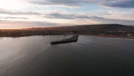 Vista-Aérea-De-Drones-De-Gran-Elevación-Del-Muelle-De-Santa-Cruz-Y-La-Playa-Durante-La-Puesta-De-Sol