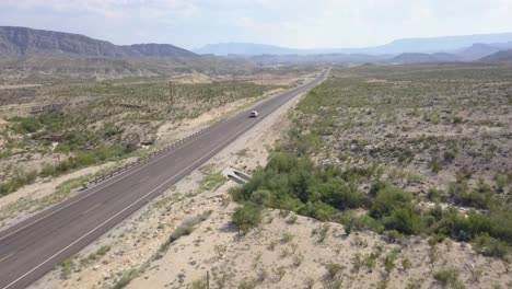 Drohne-–-Texas-Highway-Mit-Blick-Auf-Die-Wüste-Und-Ein-Einsames-Auto,-Das-Durchfährt