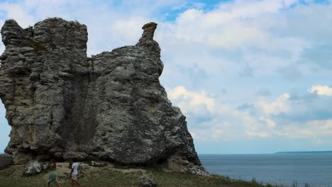 Junges-Paar-Geht-An-Rauk-Klippe-Am-Meer-Vorbei,-Bewölkter-Tag,-Gotland,-Schweden