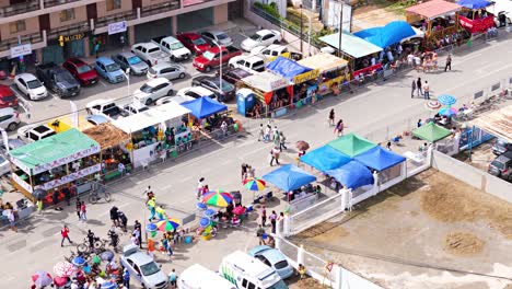 órbita-Aérea-Sobre-Turistas-Y-Lugareños-Caminando-Por-Una-Calle-Vacía-Esperando-La-Gran-Marcha-Del-Carnaval-En-Curazao