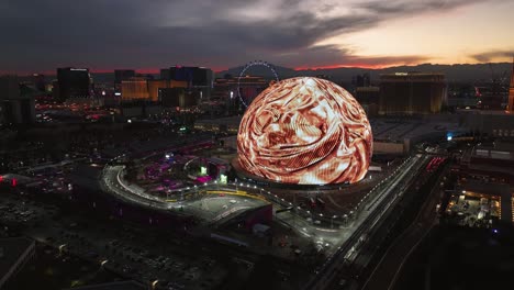 Panorama-Drohnenaufnahme-Einer-Umkreisung-Der-Kugel-Und-Der-Formel-1-Rennstrecke-Von-Las-Vegas