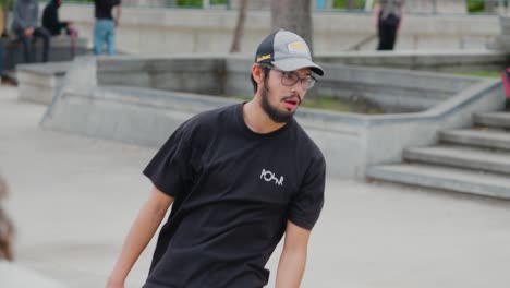 Un-Joven-Adolescente-Monta-Su-Patineta-Por-Un-Riel-De-Concreto-En-Un-Skatepark