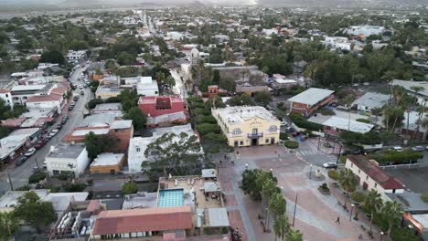 Drohnenflug-über-Der-Alten-Kolonialstadt-Loreto-In-Baja-California-Sur,-Mexiko