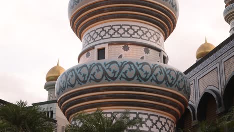 Detailliertes-Islamisches-Minarett-Mit-Wunderschönen-Kunstwerken-In-Der-Jame&#39;Asr-Hassanil-Bolkiah-Moschee-In-Bandar-Seri-Bagawan-In-Brunei-Darussalam