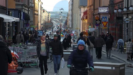 Am-Wochenende-Gehen-Die-Leute-Zu-Fuß-Oder-Fahren-Mit-Dem-Fahrrad-Auf-Einer-Belebten-Straße-In-Stockholm