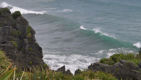 Wave-crests-in-slow-motion-off-of-cliffs---Punakaiki,-New-Zealand