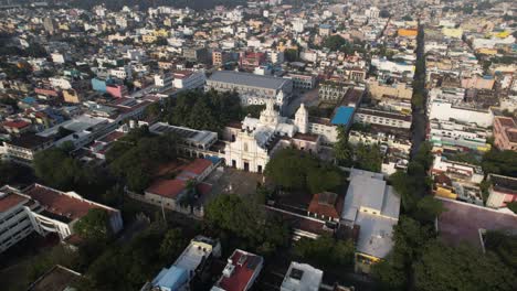 Toma-Aérea-De-Un-Dron-De-Una-Iglesia-En-El-Centro-De-La-Ciudad-De-Pondicherry,-India