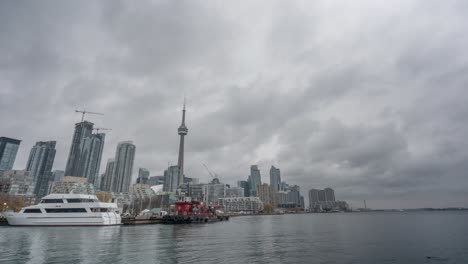 Timelapse-De-Nubes-Sobre-La-Torre-Cn,-El-Horizonte-Y-El-Puerto-De-Toronto