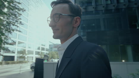 Elegante-Y-Guapo-Hombre-Caucásico-Con-Traje-Y-Gafas-Al-Aire-Libre-Sonriendo-Mirando-A-La-Cámara