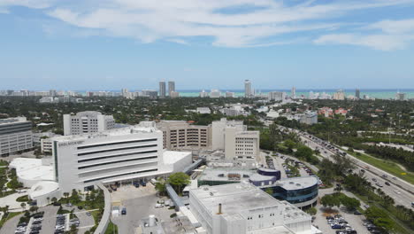 Vista-Aérea-De-Los-Edificios-Del-Centro-Médico-Mt-Sinai-Y-Los-Edificios-De-Miami-Beach-En-El-Fondo,-Florida-Usa,-Disparo-De-Drone