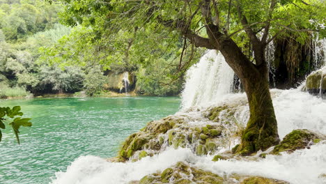 Una-Enorme-Cascada-Se-Derrama-En-Hermosas-Aguas-Turquesas-Debajo