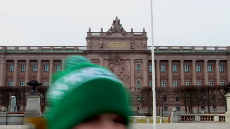 Menschen-Gehen-Am-Schwedischen-Parlamentsgebäude-In-Stockholm-Vorbei,-Zentriert-Statisch