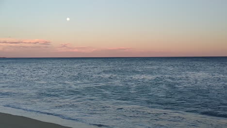 Ruhiges-Meer-Mit-Vollmond-Am-Strand