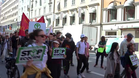 Demonstranten-Marschieren-Mit-Schildern-Bei-Klimakundgebung-In-Stockholm,-Handheld