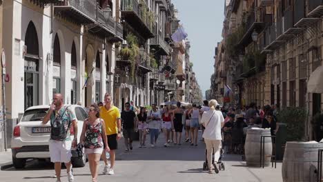Touristen,-Die-Auf-Dem-Freiluftmarkt-In-Palermo,-Italien,-Spazieren-Gehen---Via-Vittorio-Emanuele-Straße---Via-Vittorio-Emanuele-Straße