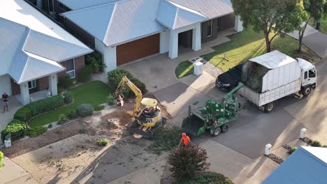 Yarrawonga,-Victoria,-Australia---6-De-Marzo-De-2024:-Máquina-Taladora-De-árboles-Trabajando-Para-Limpiar-Alrededor-Del-Tocón-De-Un-árbol-Talado-En-Una-Calle-Suburbana