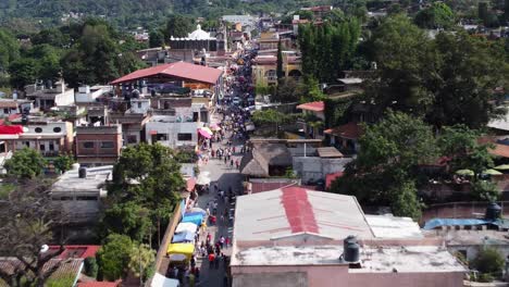 A-drone-shot-of-the-bustling-streets-of-Tepoztlán,-Maxico