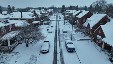 Vuelo-Aéreo-De-Drones-Sobre-Calles-Cubiertas-De-Nieve,-Automóviles-Y-Techos-De-Casas-En-EE.UU.