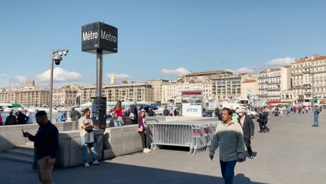 La-Gente-Camina-Por-La-Estación-De-Metro-Por-El-Puerto-Viejo-En-La-Soleada-Marsella,-Francia