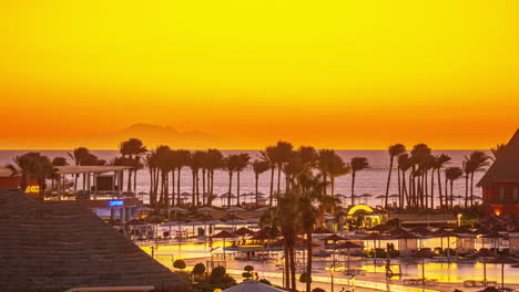 Hermosos-Lapsos-De-Tiempo-Del-Atardecer-En-La-Playa-De-Un-Hotel-Y-Un-Barco-Al-Fondo