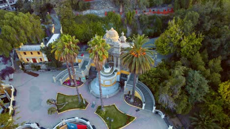 Luftdrohne-Fliegt-über-Den-Hügel-Santa-Lucia-In-Santiago,-Chile.-Monumentaler-Neptunbrunnen-Aus-Den-Frühen-1900er-Jahren-Mit-Neoklassizistischer-Bronzestatue