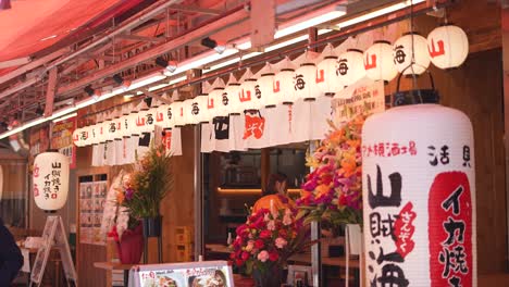 Frente-Al-Restaurante-Japonés-En-Tokio