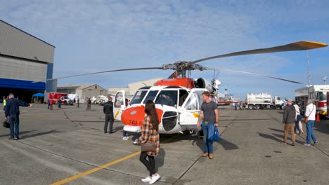 Helicóptero-De-La-Guardia-Costera-En-Exhibición-Para-Que-Los-Civiles-Lo-Recorran.